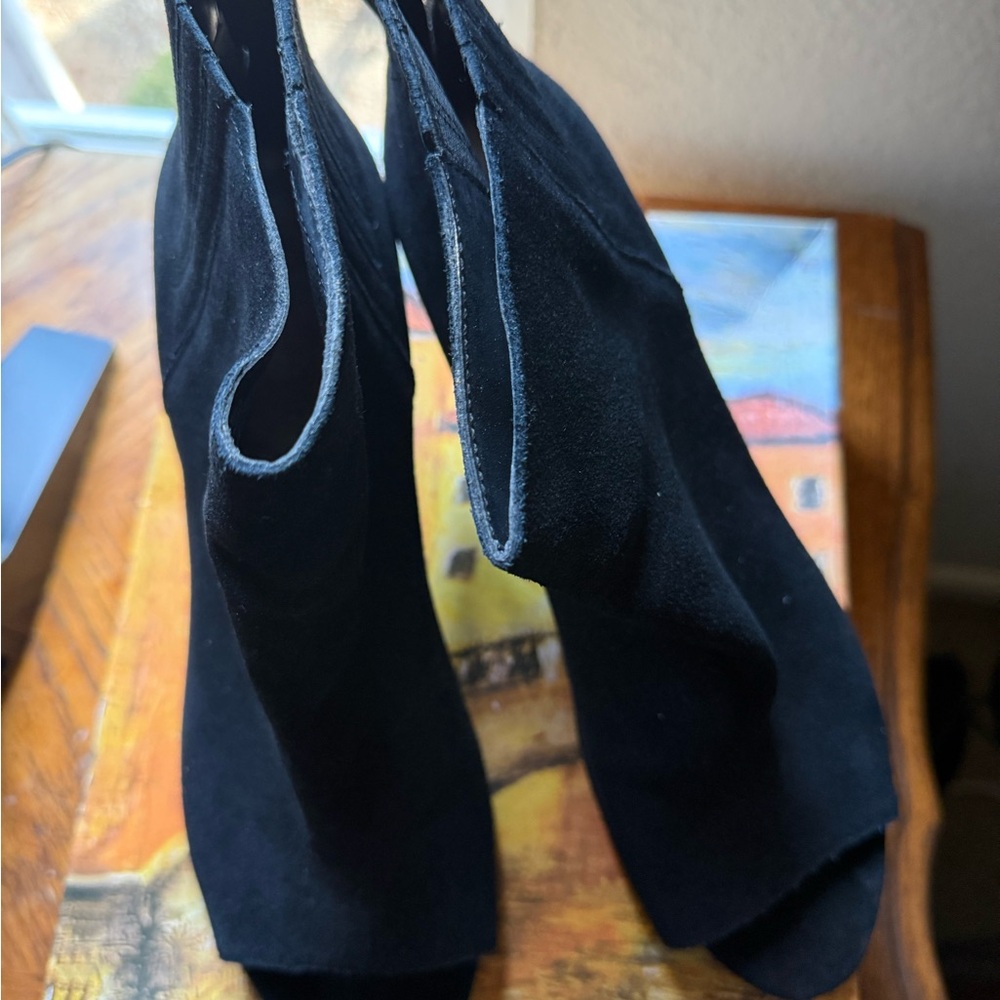Sleek Black Ankle Boots with Modern Design